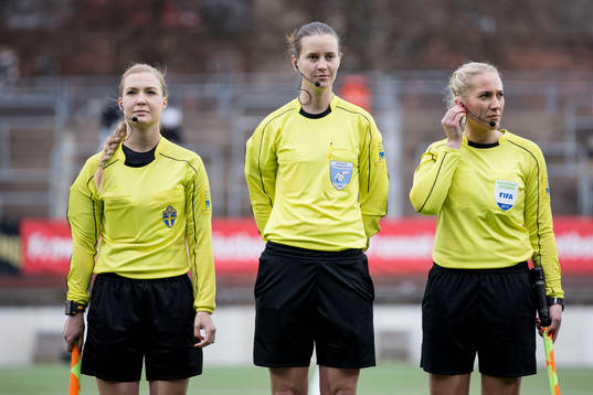 Domare Lovisa Johansson i mitten med assisterande Sandra