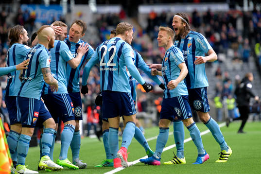 Djurgårdens Gustav Engvall jublar med lagkamrater