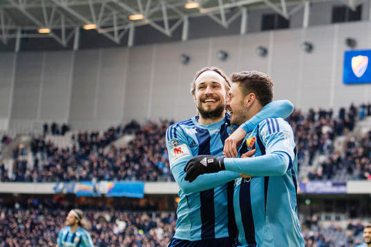 Djurgårdens Kerim Mrabti (th) gör 2-0 och jublar med