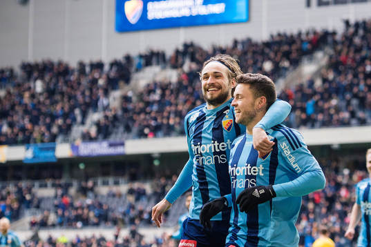 Djurgårdens Kerim Mrabti (th) gör 2-0 och jublar med