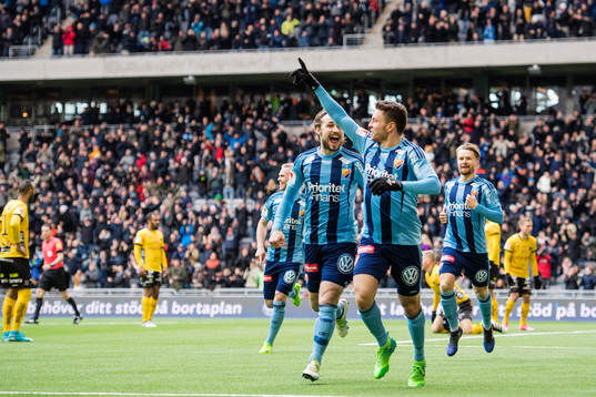 Djurgårdens Kerim Mrabti (m) gör 2-0 och jublar med Kevin