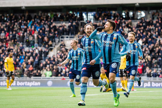 Djurgårdens Kerim Mrabti (m) gör 2-0 och jublar med Kevin