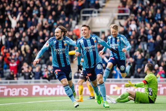 Djurgårdens Kerim Mrabti (m) gör 2-0 och jublar med Kevin
