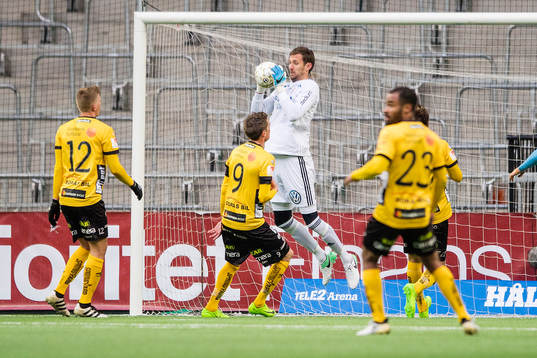 Djurgårdens målvakt Andreas Isaksson med en räddning