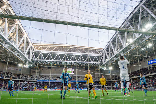 Djurgårdens målvakt Andreas Isaksson med en räddning