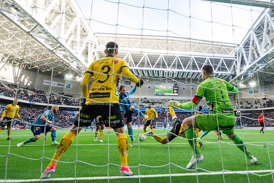 Djurgårdens Kevin Walker med en chans framför Elfsborgs