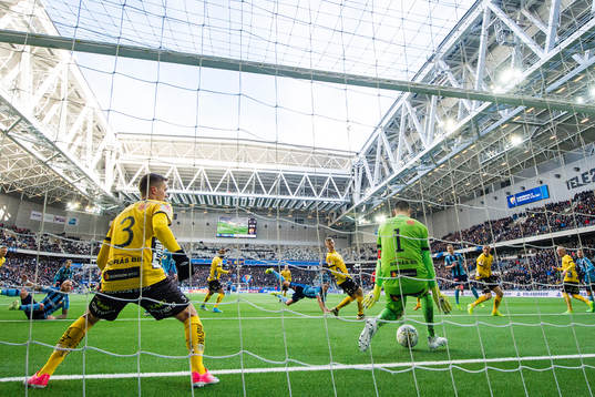 Elfsborgs målvakt Kevin Stuhr Ellegaard med en räddning