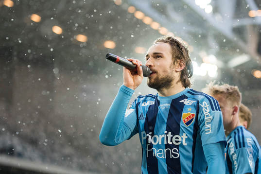 Djurgårdens Kevin Walker sjunger en ramsa med supportrarna
