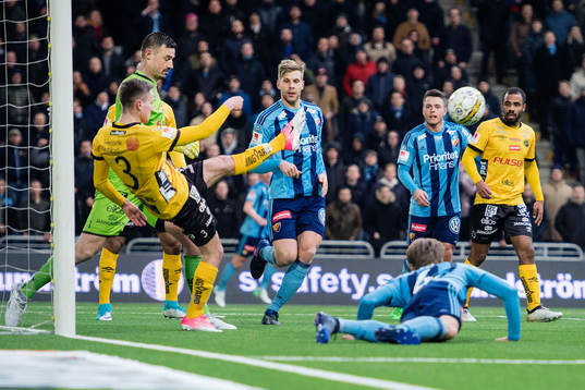 Elfsborgs Adam Lundqvist rensar framför målvakt Kevin
