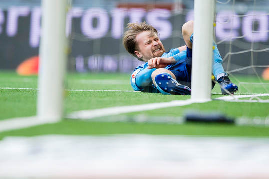 Djurgårdens Jacob Une Larsson får ont