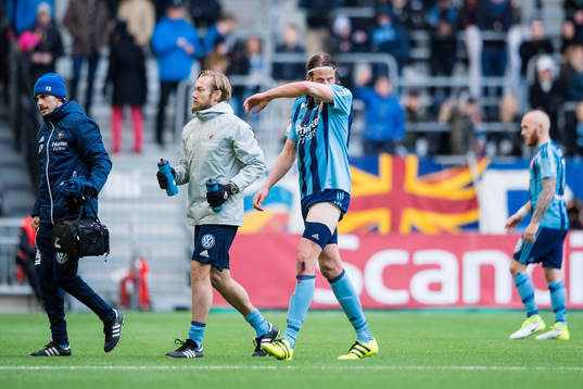 Djurgårdens Jonas Olsson får lämna planen skadad