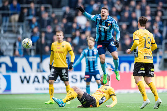 Djurgårdens Kerim Mrabti  får ont i en duell med