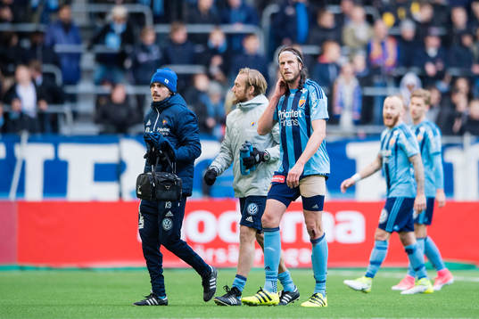 Djurgårdens Jonas Olsson får lämna planen skadad