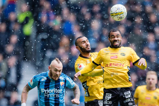 Djurgårdens Magnus Eriksson i en nickduell mot Elfsborgs