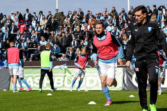 Malmö FFs Lasse Nielsen värmer upp