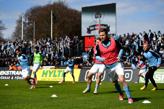Malmö FFs spelare värmer upp