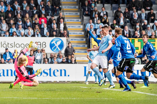 Halmstads målvakt Isak Pettersson räddar