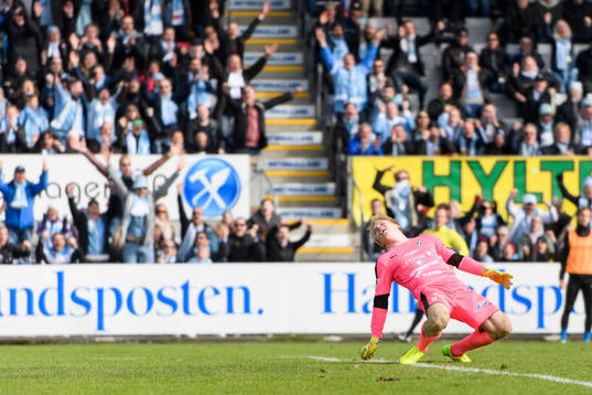 Halmstads målvakt Isak Pettersson ser bollen gå in till