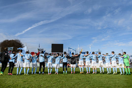 Malmö FFs spelare jublar framför sina supportrar