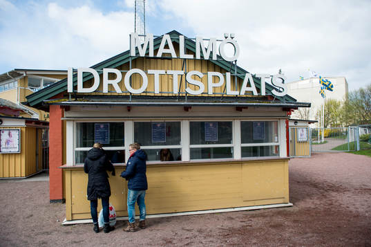 Biljettkassan till fotbollsmatchen i Damallsvenskan mellan