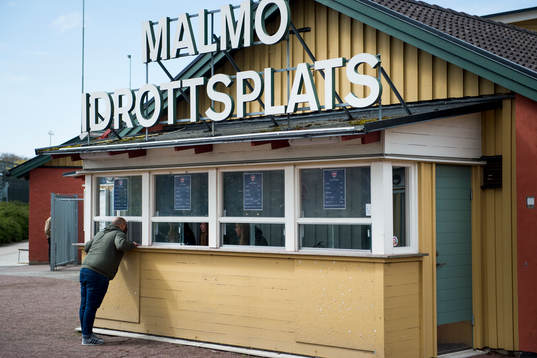 En besökare ställer en fråga till personalen i