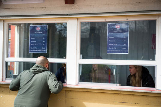 En besökare ställer en fråga till personalen i