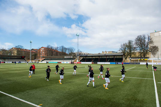 FC Rosengårds spelare värmer upp