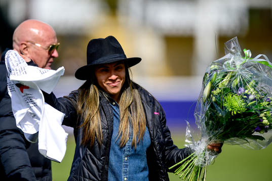 Rosengårds Marta Viera Da Silva tackas av