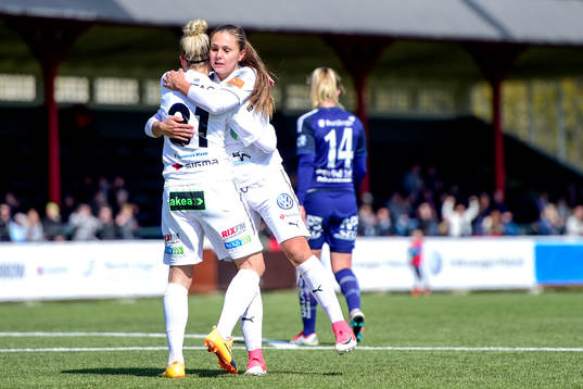 Rosengårds Lieke Martens gratuleras av Anja Mittag