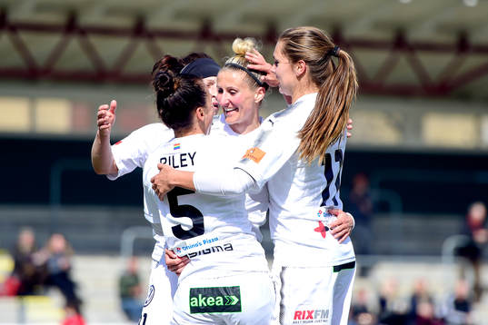 Rosengårds Anja Mittag kramas om av Rosengårds Alexandra