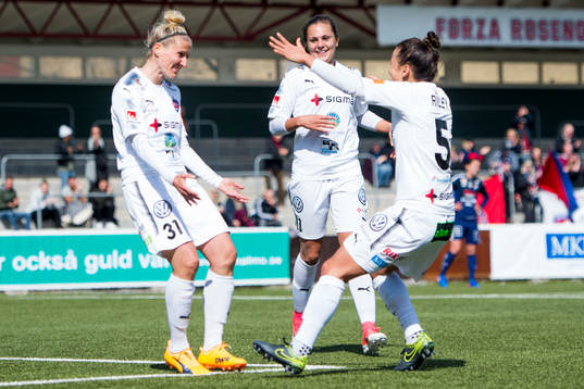 Rosengårds Anja Mittag kramas om av Lieke Martens och