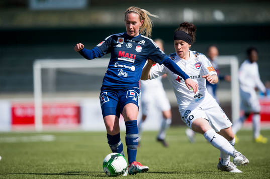 Kvarnsvedens Julia Roddar jagas av Rosengårds Ella Masar