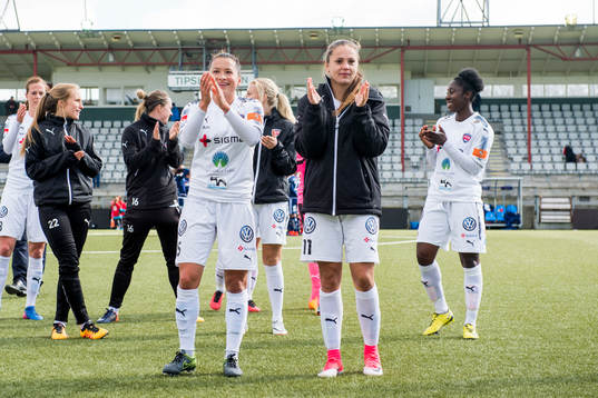 Rosengårds Alexandra Lowe Riley och Lieke Martens tackar