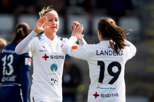 Rosengårds Sanne Troelsgaard Nielsen jublar med Iva Landeka
