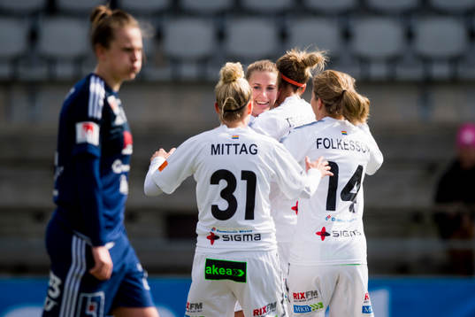Kvarnsvedens Melisa Hasanbegovic deppar i förgrunden