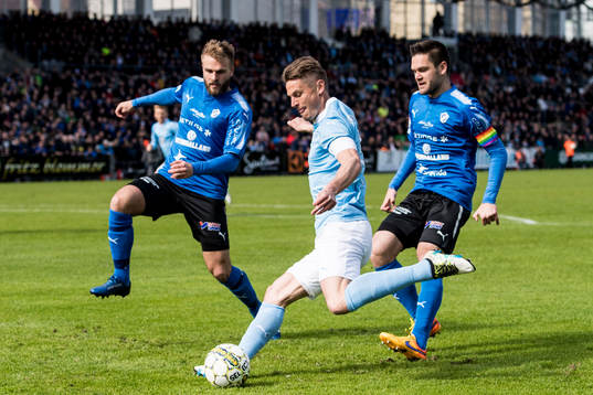 Malmö FFs Markus Rosenberg mot Halmstads Jesper Westerberg