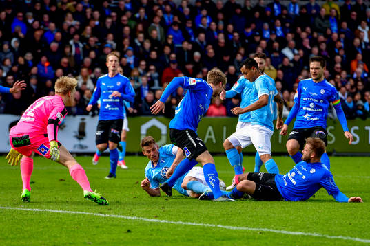 Malmö FFs Markus Rosenberg och Halmstads målvakt Isak