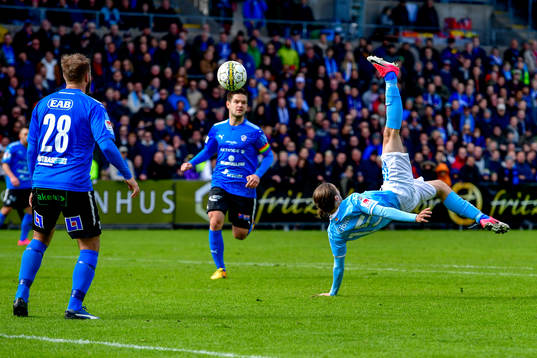 Malmö FFs Pawel Cibicki cykelsparkar in 0-2