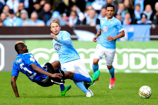 Halmstads Aboubakar Keita tacklar omkull Malmö FFs Anders