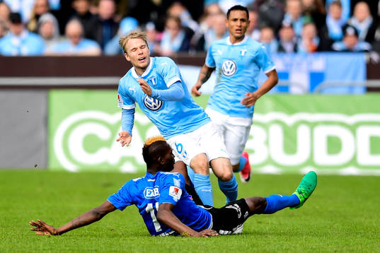 Halmstads Aboubakar Keita tacklar omkull Malmö FFs Anders