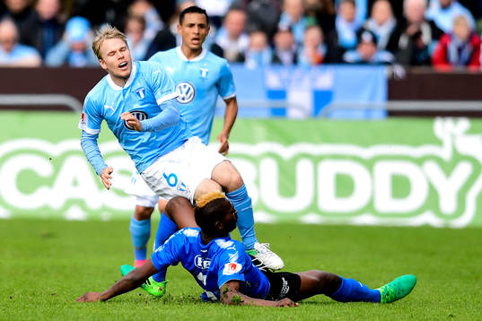 Halmstads Aboubakar Keita tacklar omkull Malmö FFs Anders