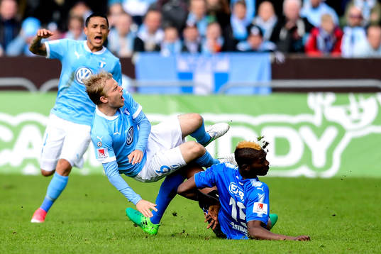 Halmstads Aboubakar Keita tacklar omkull Malmö FFs Anders