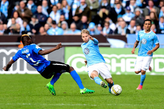Halmstads Aboubakar Keita tacklar omkull Malmö FFs Anders