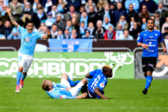 Halmstads Aboubakar Keita tacklar omkull Malmö FFs Anders