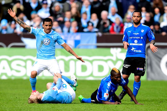 Halmstads Aboubakar Keita tacklar omkull Malmö FFs Anders