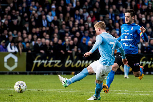 Malmö FFs Anders Christiansen gör 0-1 bredvid Halmstads