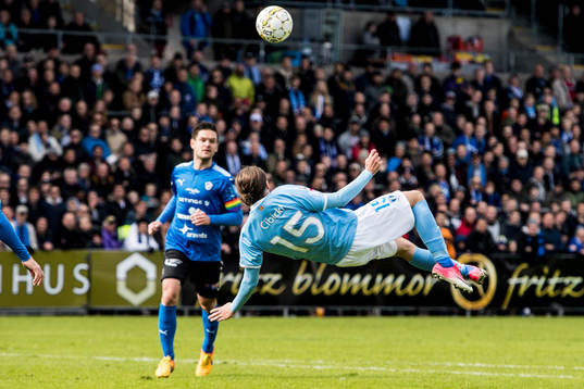 Malmö FFs Pawel Cibicki gör 0-2 på cykelspark
