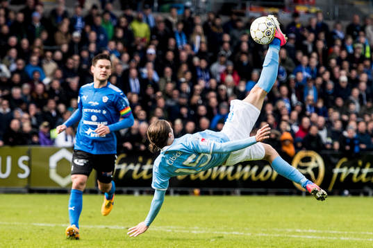 Malmö FFs Pawel Cibicki gör 0-2 på cykelspark
