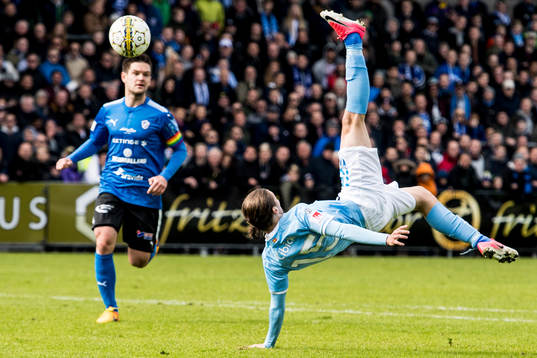 Malmö FFs Pawel Cibicki gör 0-2 på cykelspark