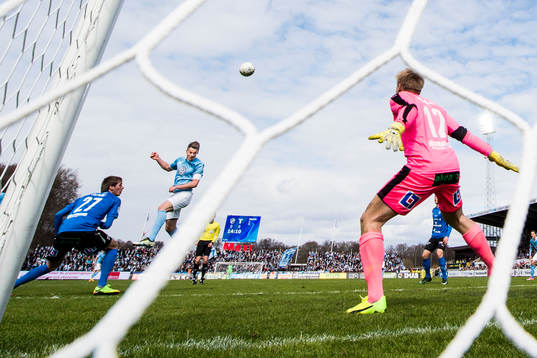 Malmö FFs Markus Rosenberg nickar mot Halmstads målvakt